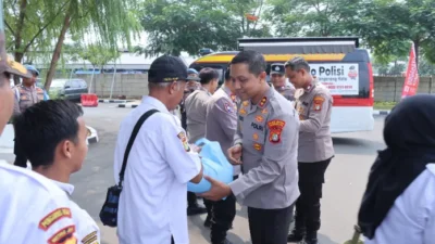 Sabuk Kamtibmas, Polres Metro Tangerang Kota Bagikan Sembako kepada Warga