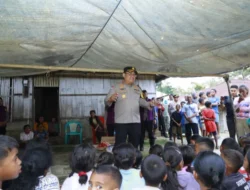 Di Tengah Masjid Yang Terdampak Gempa, Gotong Royong Polri Hadir Untuk Warga Ende