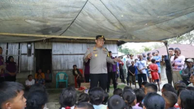 Di Tengah Masjid Yang Terdampak Gempa, Gotong Royong Polri Hadir Untuk Warga Ende