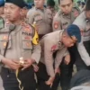 Polisi Borong Tahu Pedagang, Dibagikan ke Warga di Tengah Pengamanan DPR