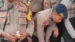 Polisi Borong Tahu Pedagang, Dibagikan ke Warga di Tengah Pengamanan DPR