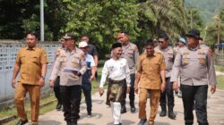 Jalan Kaki Melintasi Jembatan Gantung, Kapolres Kampar Cek Kesiapan Lokasi Ekspedisi Merah Putih Presisi