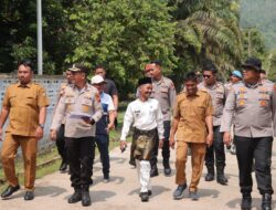 Jalan Kaki Melintasi Jembatan Gantung, Kapolres Kampar Cek Kesiapan Lokasi Ekspedisi Merah Putih Presisi