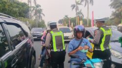 Asap Mulai Terasa, Kapolresta Pekanbaru Turun Jalan Bagi 1.700 Masker