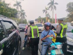 Asap Mulai Terasa, Kapolresta Pekanbaru Turun Jalan Bagi 1.700 Masker