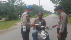 Polsek Rantau Kopar Gencar Bagikan Masker Kepada Masyarakat Terdampak Asap Karhutla