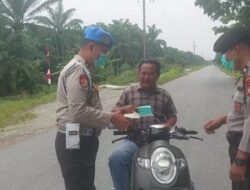 Polsek Rantau Kopar Gencar Bagikan Masker Kepada Masyarakat Terdampak Asap Karhutla