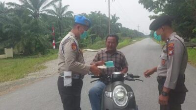 Polsek Rantau Kopar Gencar Bagikan Masker Kepada Masyarakat Terdampak Asap Karhutla