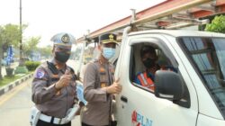Peduli Kesehatan Warga, Kapolres Kuansing Turun Langsung Bagikan Masker ke Pengguna Jalan