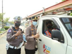 Peduli Kesehatan Warga, Kapolres Kuansing Turun Langsung Bagikan Masker ke Pengguna Jalan