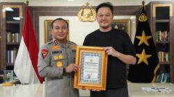 Kapolda Riau Beri Penghargaan Dua Yayasan, Apresiasi Kontribusi Bangun Jembatan Merah Putih Presisi
