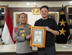 Kapolda Riau Beri Penghargaan Dua Yayasan, Apresiasi Kontribusi Bangun Jembatan Merah Putih Presisi