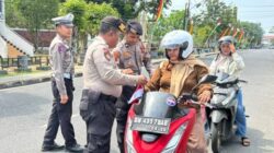 Jelang Perayaan Hari Kemerdekaan RI ke-81, Polres Inhu Bagikan Bendera Merah Putih Kepada Pengguna Jalan