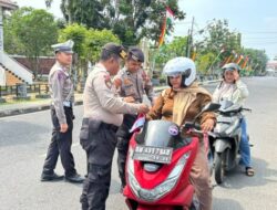 Jelang Perayaan Hari Kemerdekaan RI ke-81, Polres Inhu Bagikan Bendera Merah Putih Kepada Pengguna Jalan