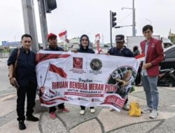 Bersama Babinsa, AJMI dan PW Pemuda Muslim Sumut Bagikan 1945 Bendera Merah Putih, Gelorakan Semangat HUT ke-81 RI