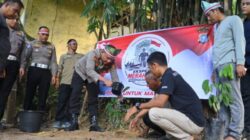 Nasionalisme Untuk Suku Talang Mamak, Tim Ekspedisi Presisi Merah Putih Polda Riau Bersama Polres Inhu Hantarkan Bendera, Bansos Hingga Tanam Pohon Bersama