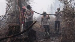 Hari ke-11 Penanganan Karhutla Rimbo Panjang, Kapolres Kampar Pimpin 10 Regu Gabungan Kendalikan Api di Lahan Gambut 13 Hektar