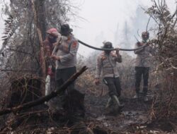 Hari ke-11 Penanganan Karhutla Rimbo Panjang, Kapolres Kampar Pimpin 10 Regu Gabungan Kendalikan Api di Lahan Gambut 13 Hektar