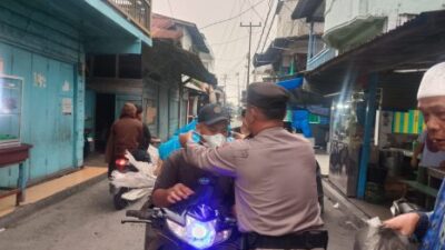 Cegah ISPA, Polres Rohil Berbagi 420 Masker Gratis ke Pengendara