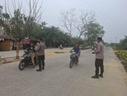 Polsek Bangko Pusako Bagikan Masker ke Masyarakat, Antisipasi Gangguan Kesehatan Akibat Kabut Asap
