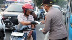 Antisipasi Dampak Asap Karhutla, Polda Riau Bagikan 2.500 Masker kepada Warga Pekanbaru