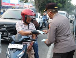 Antisipasi Dampak Asap Karhutla, Polda Riau Bagikan 2.500 Masker kepada Warga Pekanbaru