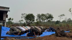 Mohon Hujan Turun, Kapolda dan Pangdam Gelar Sholat Istisqo di Tengah Kabut Asap Inhu