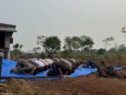 Mohon Hujan Turun, Kapolda dan Pangdam Gelar Sholat Istisqo di Tengah Kabut Asap Inhu