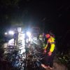 Tengah Malam, Polisi dan Warga Gotong Royong Singkirkan Pohon Tumbang di Tanjung Pauh