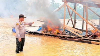 Respons Cepat Aduan Warga, Polres Kuansing Musnahkan 4 Rakit Dompeng