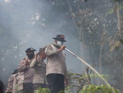 Lawan Api di Bukit Cadas Kampar Kiri, Kapolres: Kami Tak Pulang Sebelum Lahan Dingin