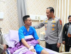 Kapolda Metro Jaya Hadir Berikan Semangat kepada Personel dan Pengemudi Ojol yang Dirawat