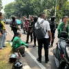Brimob Polda Metro Jaya Patroli Cipta Kondisi, Bantu Pengemudi Ojol Kecelakaan di Kebun Sirih