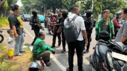 Brimob Polda Metro Jaya Patroli Cipta Kondisi, Bantu Pengemudi Ojol Kecelakaan di Kebun Sirih