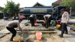 Satuan Brimob Polda Lampung Salurkan Ribuan Liter Air Bersih bagi Masyarakat Terdampak Kekeringan