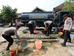 Satuan Brimob Polda Lampung Salurkan Ribuan Liter Air Bersih bagi Masyarakat Terdampak Kekeringan