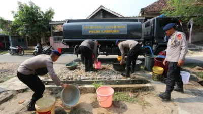 Satuan Brimob Polda Lampung Salurkan Ribuan Liter Air Bersih bagi Masyarakat Terdampak Kekeringan