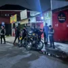 Brimob Polda Metro Jaya Hentikan Pengendara Lawan Arah di Jatinegara