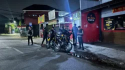 Brimob Polda Metro Jaya Hentikan Pengendara Lawan Arah di Jatinegara