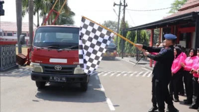 Brimob Polda Jateng Kembali Salurkan Air Bersih untuk Warga Terdampak Kekeringan di Semarang