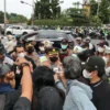 Waspadai Paparan Abu Vulkanik, Kapolres Metro Depok Bersama Polwan Bagikan Masker kepada Masyarakat