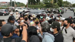 Waspadai Paparan Abu Vulkanik, Kapolres Metro Depok Bersama Polwan Bagikan Masker kepada Masyarakat