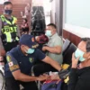 Polisi Beri Layanan Kesehatan dan Bagikan Masker kepada Pengguna Jasa Bandara Soetta