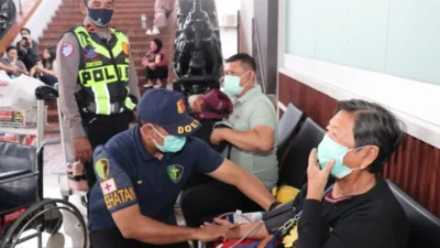 Polisi Beri Layanan Kesehatan dan Bagikan Masker kepada Pengguna Jasa Bandara Soetta