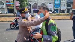 Antisipasi Abu Vulkanik, Polres Tangsel Bagikan 1.000 Masker dan Siram Jalan