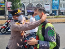 Antisipasi Abu Vulkanik, Polres Tangsel Bagikan 1.000 Masker dan Siram Jalan