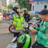 Ditlantas Polda Metro Jaya Bagikan 30.000 Masker untuk Pengemudi Ojol dan Wajib Pajak