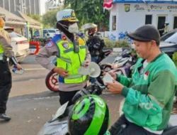 Ditlantas Polda Metro Jaya Bagikan 30.000 Masker untuk Pengemudi Ojol dan Wajib Pajak