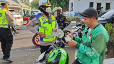 Ditlantas Polda Metro Jaya Bagikan 30.000 Masker untuk Pengemudi Ojol dan Wajib Pajak
