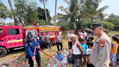 PDAM Terganggu 4 Hari, Polisi dan Kecamatan Pakuhaji Bantu Air Bersih untuk 200 KK